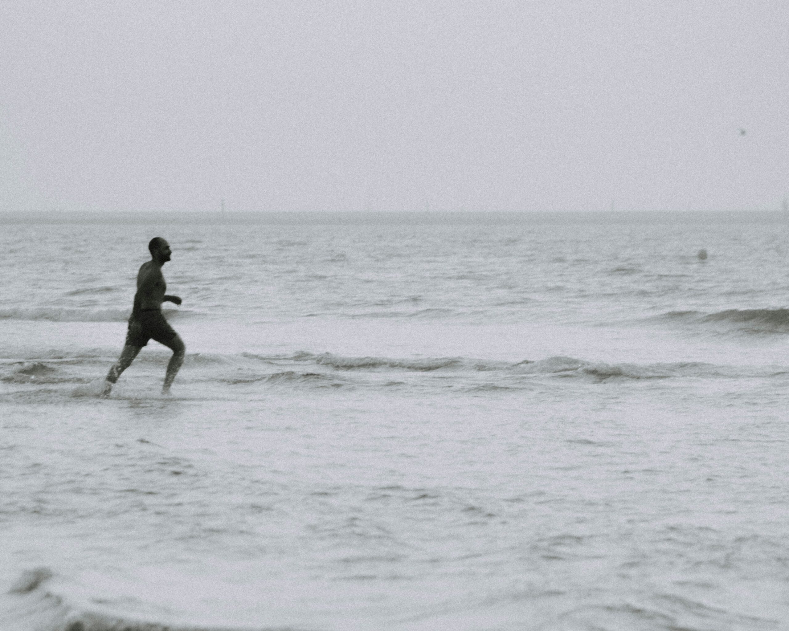 海で走る男